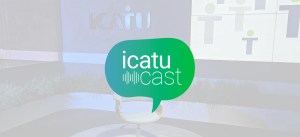 Imagem de uma conferência ou programa de podcast chamado 'Icatucast', com uma cadeira e um cenário de estúdio moderno, ideal para podcasts e transmissões ao vivo.