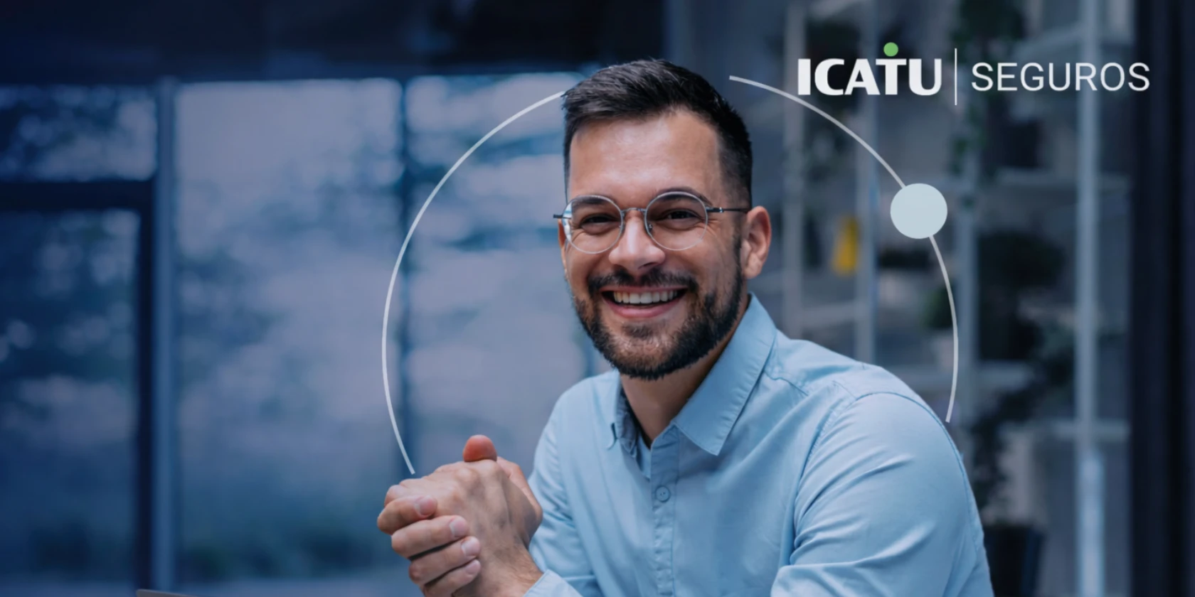 homem sorrindo com óculos